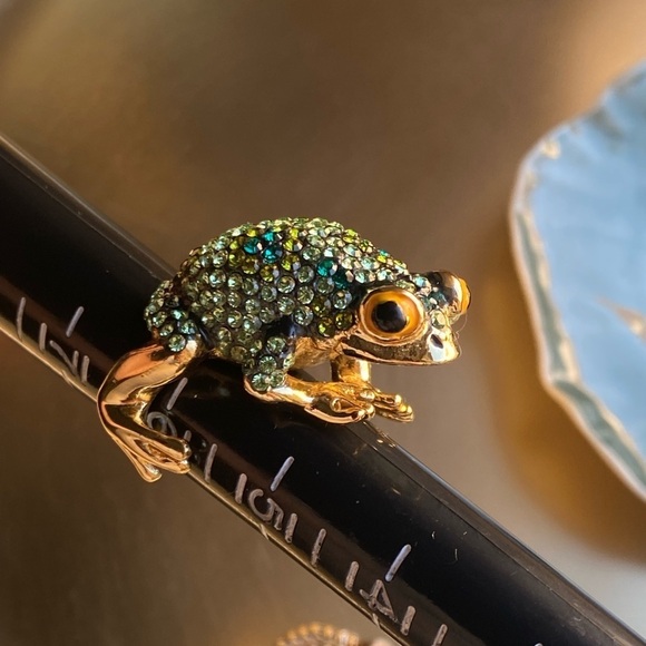 Encrusted with green crystals gold tone frog ring - Picture 1 of 10